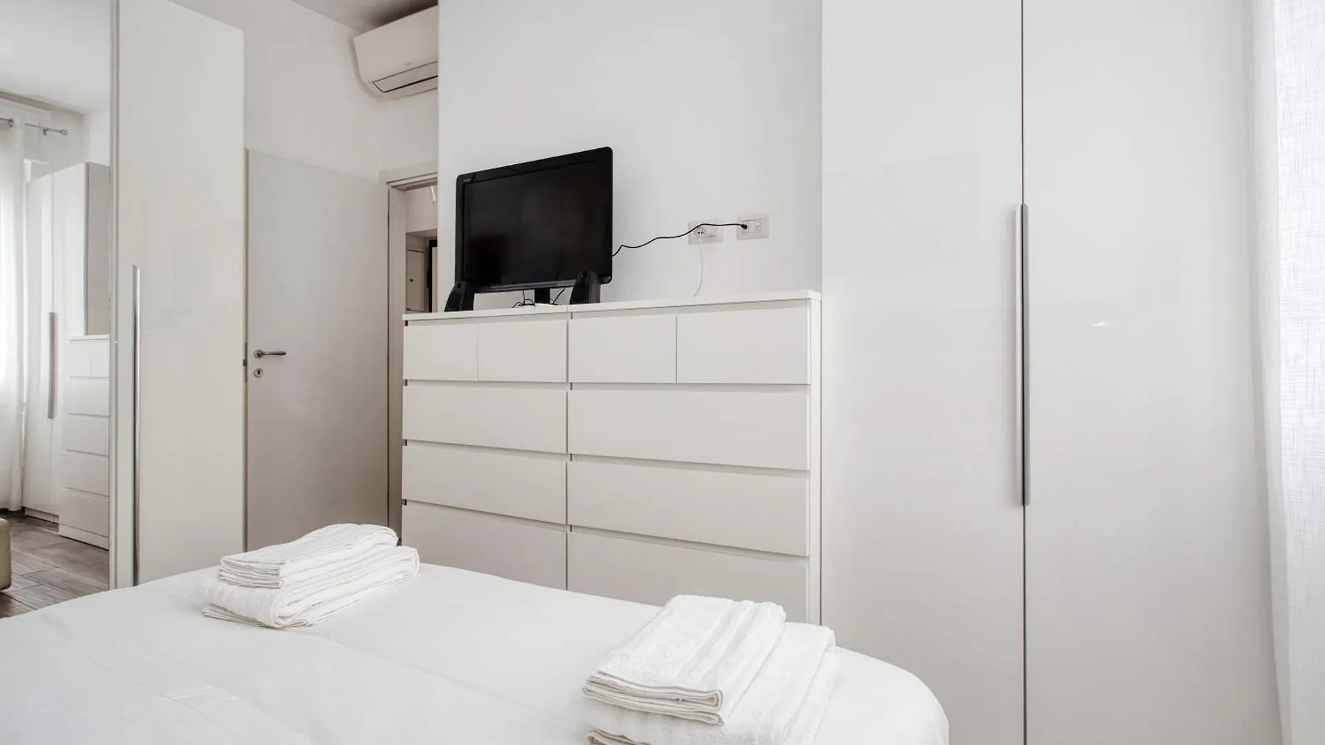 Ideal Rent - Albertinelli 9 Milano 0*,  Italien