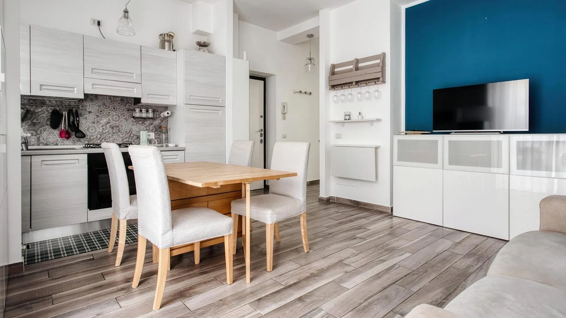 Ideal Rent - Albertinelli 9 Milano 0*,